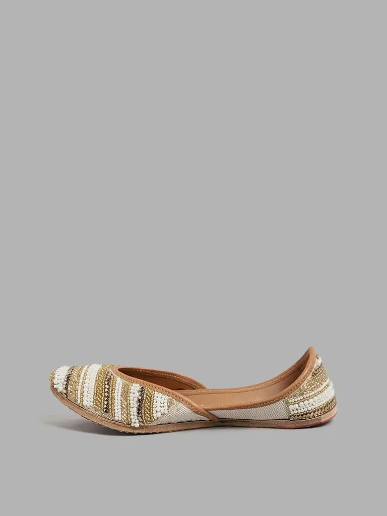 LUNA BLU Light Gold Line Embroidered Juttis